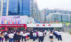 十堰店进行升国旗典礼 庆祖国69岁华诞